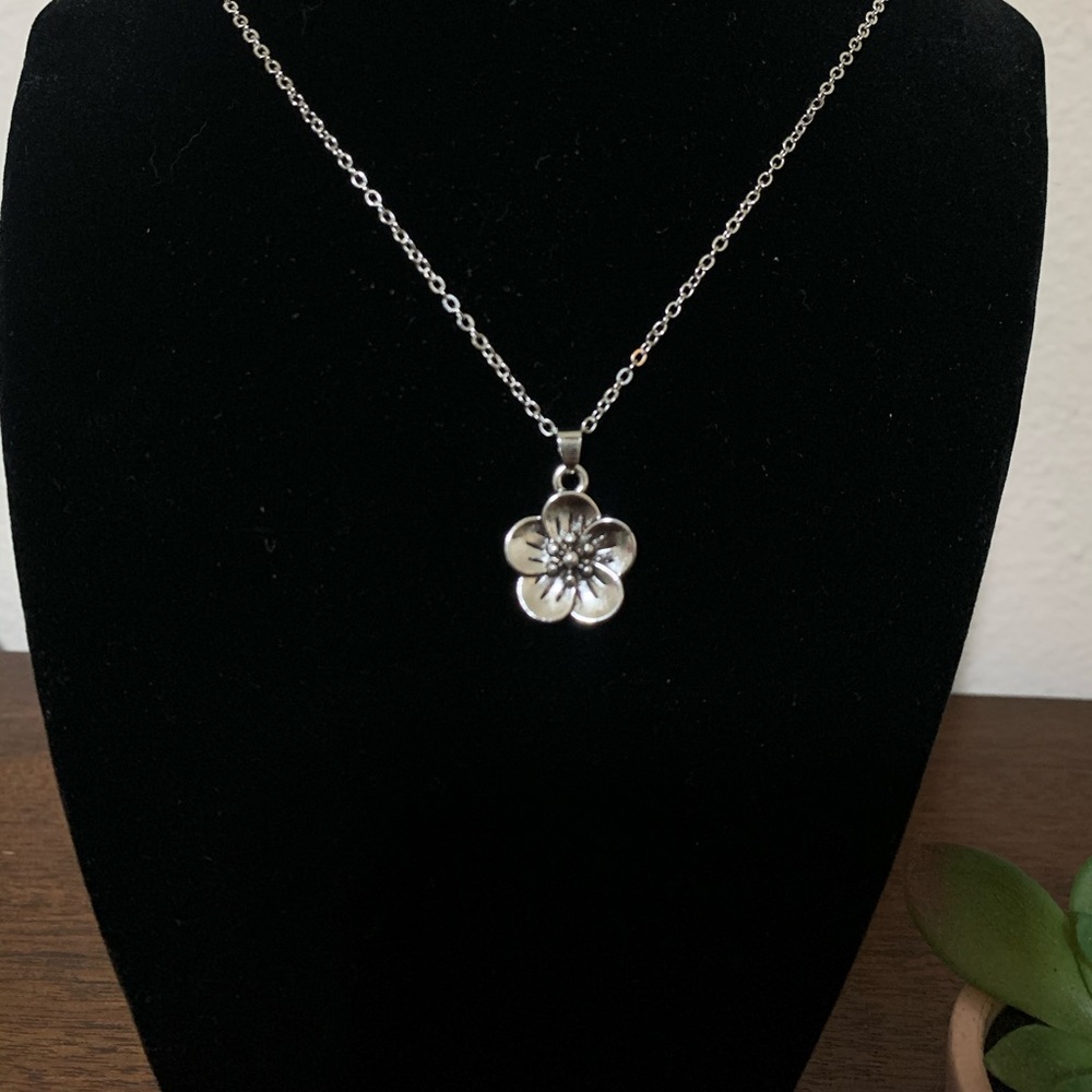 NWT Hibiscus Flower Necklace🌺